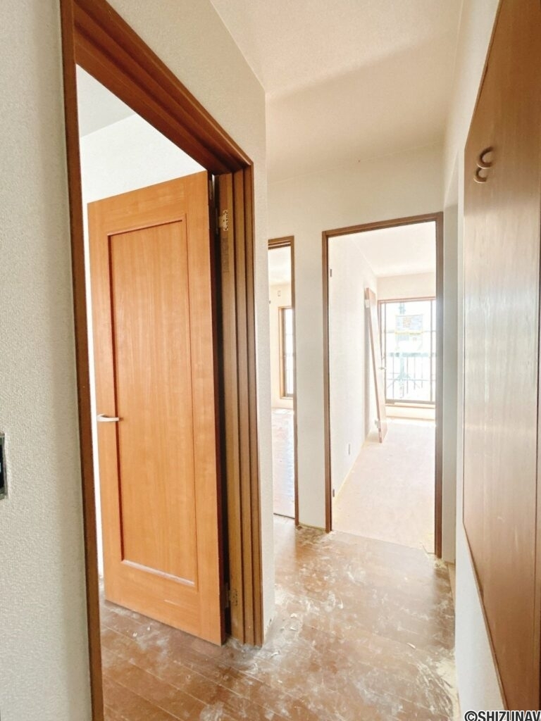 【リフォーム中/2階廊下】壁紙張替え、照明交換、床材としてフロアタイルの上張りを行います。南向きで日当たり良好です。