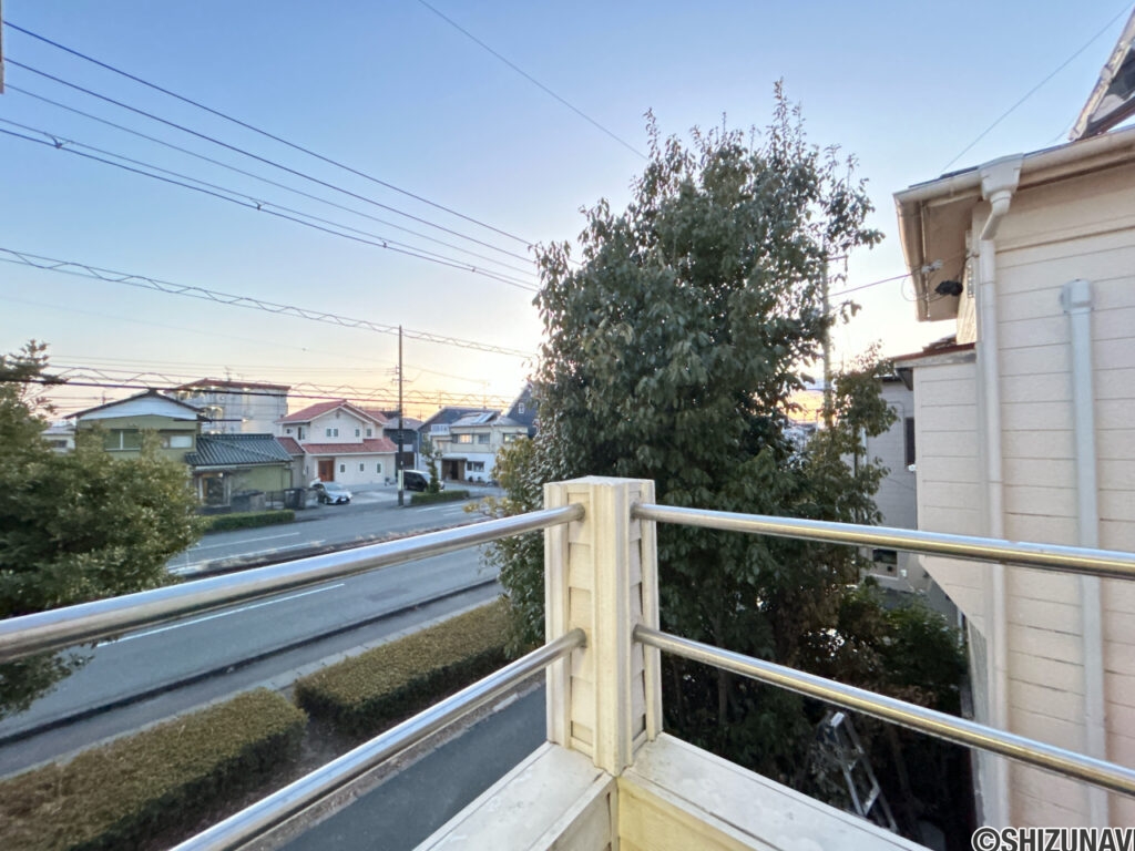 【眺望】バルコニーからの眺望です。南西向きで日当たり良好です。