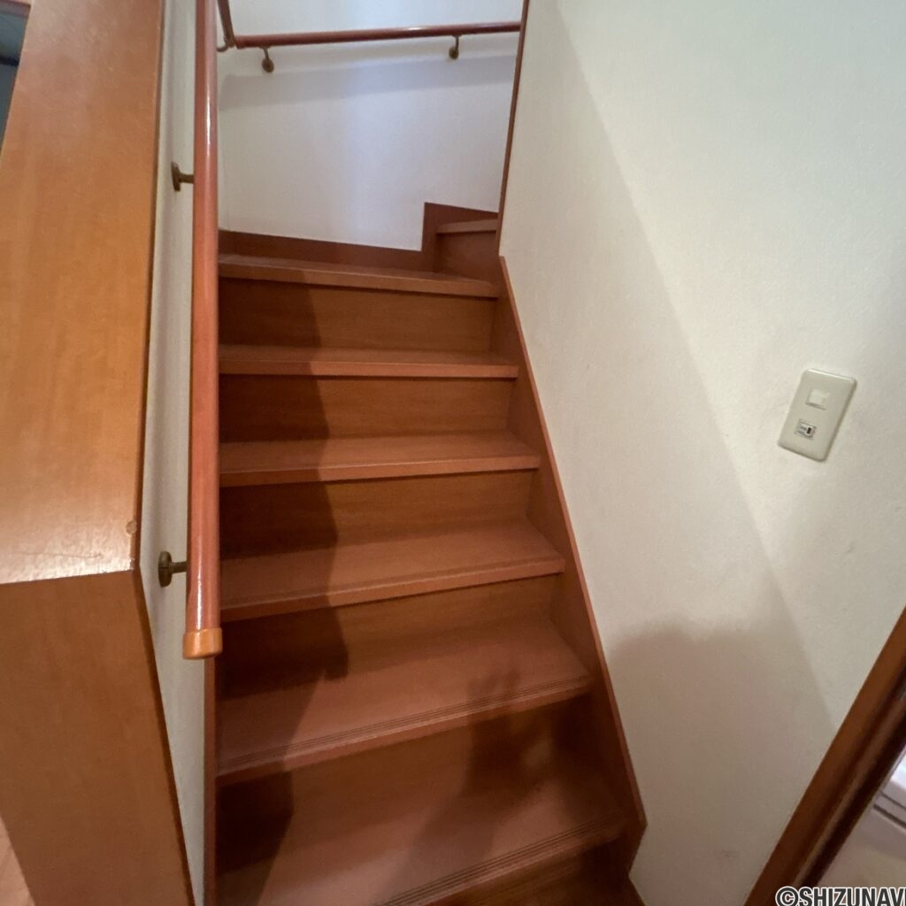 カチタス　高柳3丁目　階段