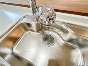 【リフォーム済み/キッチン水栓】キッチンは浄水器付きの水栓です。水道水に抵抗がある方も安心です。