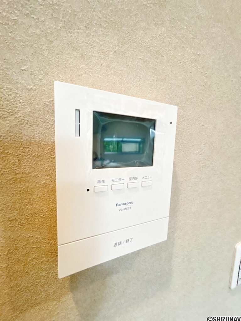 【リフォーム済み/設備】新しく設置したドアホンはカラーモニター付き。リビングに設置のモニターで玄関にいらしたお客様を確認してから応対できます。留守中の来客も記録できるので防犯面でも安心ですね。