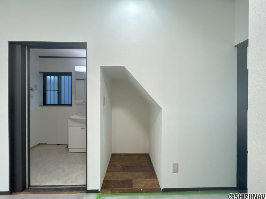 【リフォーム中/収納】（4/18撮影）キッチン後ろの収納です。収納内にアース付きコンセントを設置予定ですので、可動式ワゴンを設置して電子レンジや炊飯器を置けるスペースになります。