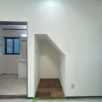 【リフォーム中/収納】（4/18撮影）キッチン後ろの収納です。収納内にアース付きコンセントを設置予定ですので、可動式ワゴンを設置して電子レンジや炊飯器を置けるスペースになります。