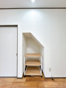 【リフォーム済み/収納】キッチン後ろの収納です。収納内にアース付きコンセントを設置したので、可動式ワゴンを設置して電子レンジや炊飯器を置けるスペースになります。