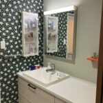 椅子の収納可能な独立洗面台となっております。座ってメイクが出来てとても便利です♪