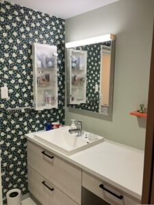 椅子の収納可能な独立洗面台となっております。座ってメイクが出来てとても便利です♪