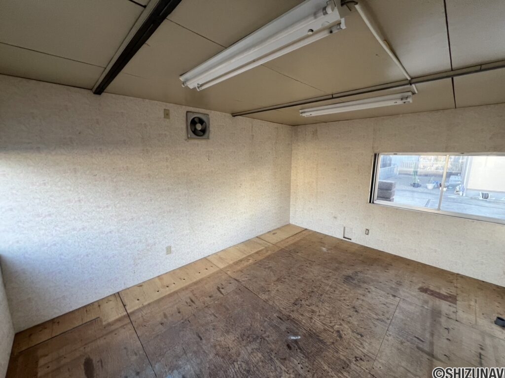 三ケ名　倉庫内