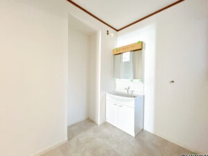 【リフォーム中/洗面台】（3/27撮影）洗面化粧台は三面鏡タイプを採用しました。朝の支度がしやすく、見た目もすっきりします。