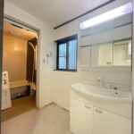 【リフォーム中/洗面台】（4/18撮影）新品のパナソニック製シャワー付き洗面化粧台を設置しました。便利な伸び縮みするシャワーヘッドに加え、三面鏡の中は、収納スペースで、整髪料などの小物も取り出しやすく散らかりません。