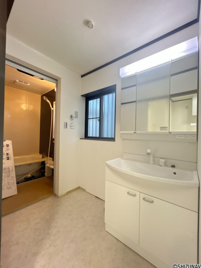 【リフォーム中/洗面台】（4/18撮影）新品のパナソニック製シャワー付き洗面化粧台を設置しました。便利な伸び縮みするシャワーヘッドに加え、三面鏡の中は、収納スペースで、整髪料などの小物も取り出しやすく散らかりません。