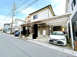 【リフォーム中/外観】別角度です。外壁と屋根の塗装を行います。