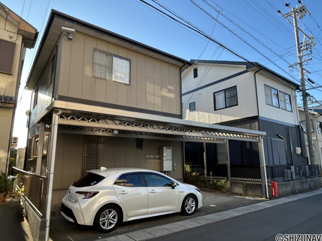 【リフォーム前/外観】別角度です。外壁と屋根の塗装を行います。