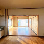 【リフォーム前/リビング】床はフロアタイル上張り、壁・天井はクロス張替えを行う予定です。垂れ壁も撤去し、より一体感のある約16.25帖のLDKへと変身します。