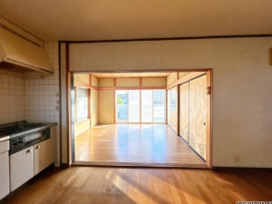 【リフォーム前/リビング】床はフロアタイル上張り、壁・天井はクロス張替えを行う予定です。垂れ壁も撤去し、より一体感のある約16.25帖のLDKへと変身します。