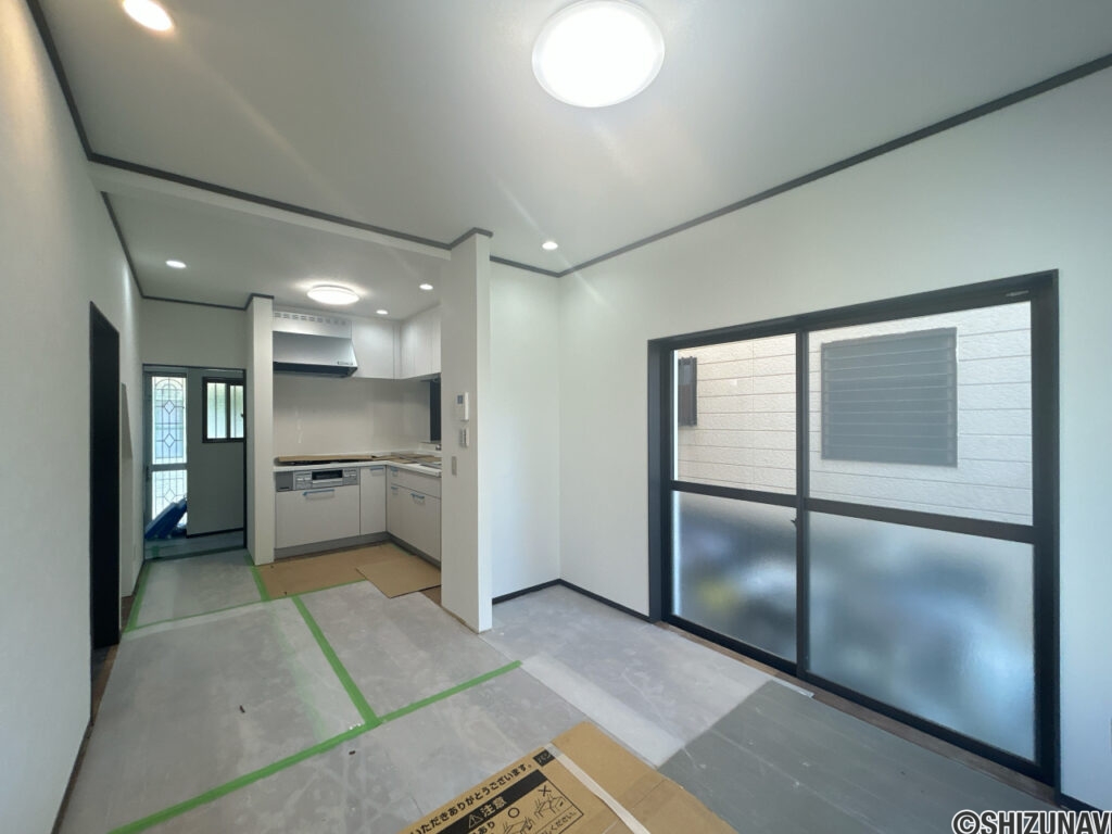 【リフォーム中/リビング】（4/18撮影）床はフロアタイルを上張りし、天井・壁はクロス張替えを行う予定です。