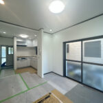 【リフォーム中/リビング】（4/18撮影）床はフロアタイルを上張りし、天井・壁はクロス張替えを行う予定です。