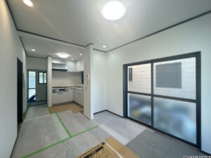 【リフォーム中/リビング】（4/18撮影）床はフロアタイルを上張りし、天井・壁はクロス張替えを行う予定です。