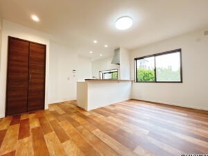 【リフォーム済み/リビング】床はフロアタイル張り、壁天井はクロス張替えました。対面キッチンで家族のコミュニケーションも増えますね。