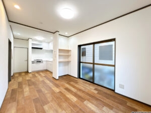 【リフォーム済み/リビング】床はフロアタイルを上張りし、天井・壁はクロス張替えを行いました。