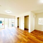 【リフォーム済み/リビング別角度】床はフロアタイル上張り、壁・天井はクロス張替えを行う予定です。垂れ壁も撤去し、より一体感のある約16.25帖のLDKへと変身しました。