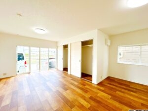 【リフォーム済み/リビング別角度】床はフロアタイル上張り、壁・天井はクロス張替えを行う予定です。垂れ壁も撤去し、より一体感のある約16.25帖のLDKへと変身しました。