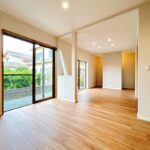 【リフォーム済み/リビング】壁紙張替え、照明交換、床材としてフロアタイルの上張りを行いました。南向きで日当たり良好です。