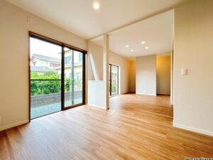 【リフォーム済み/リビング】壁紙張替え、照明交換、床材としてフロアタイルの上張りを行いました。南向きで日当たり良好です。