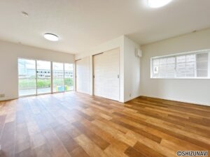 【リビング】約16帖のゆとりあるリビングは、南向きで日当たり良好。明るく開放感のある空間で、家族団らんの時間を快適に過ごせます。収納も備えており、すっきりとした暮らしが叶います。