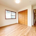 【リフォーム済み/2階和室→洋室7.5帖】別角度。元々は和室でしたが、畳を撤去して洋室に変更いたしました。
