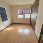 2階東側の洋室です。約6帖ございます。