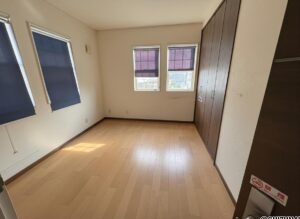 2階東側の洋室です。約6帖ございます。