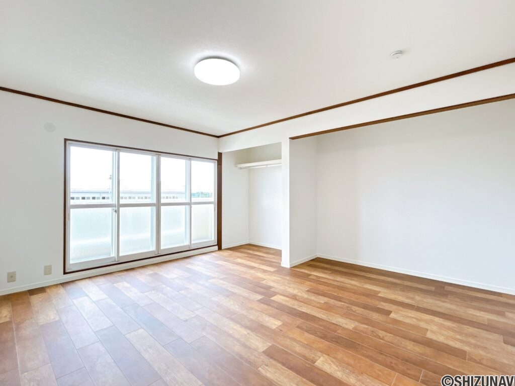【リフォーム済み/2階南側洋室】約9帖洋室です。元は和室でしたが、床はフロアタイル、壁・天井はクロス仕上げとし、洋室に変更いたしました。バルコニーに出られるお部屋です。