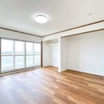 【リフォーム済み/2階南側洋室】約9帖洋室です。元は和室でしたが、床はフロアタイル、壁・天井はクロス仕上げとし、洋室に変更いたしました。バルコニーに出られるお部屋です。