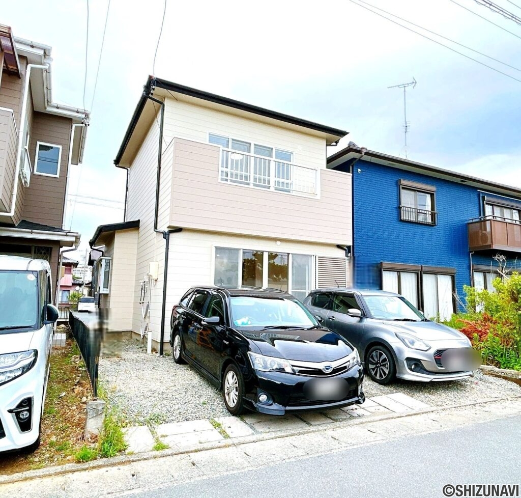 【リフォーム済/外観】別角度。外壁屋根塗装を行いました。駐車場はブロックは撤去し、砕石仕上げにいたしました。