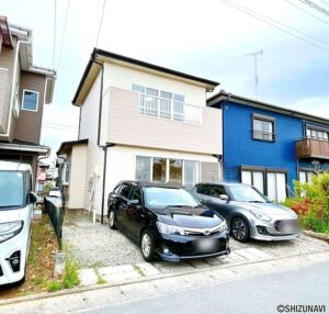 【リフォーム済/外観】別角度。外壁屋根塗装を行いました。駐車場はブロックは撤去し、砕石仕上げにいたしました。