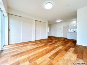 【リフォーム済み/ダイニングキッチン】L字キッチンに交換し、床はフロアタイル上張り、壁・天井はクロス張替えを行いました。