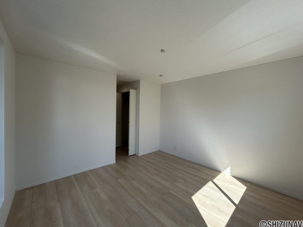 2階 洋室(9帖)の写真です。