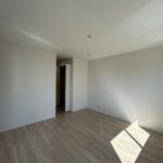 2階 洋室(9帖)の写真です。