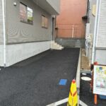 【１号棟】　駐車場　車を縦に２台で停めれます