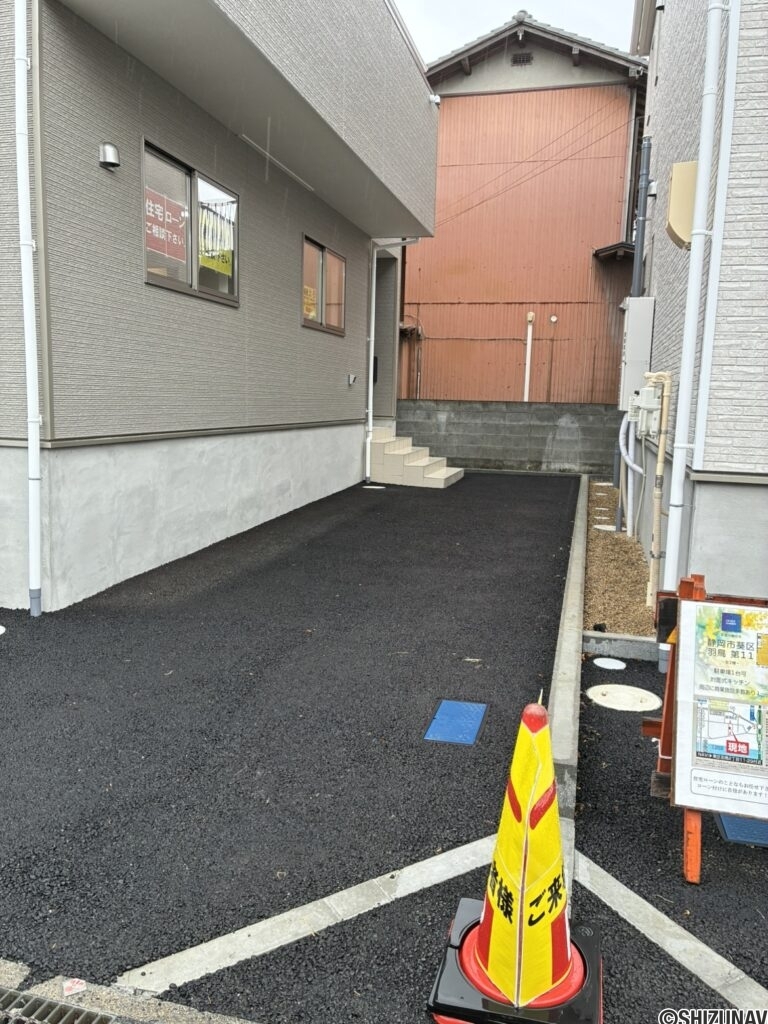 【１号棟】　駐車場　車を縦に２台で停めれます