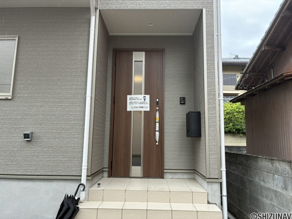 【１号棟】玄関外　ポストとTVインターホンがあります