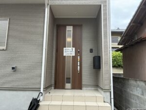 【１号棟】玄関外　ポストとTVインターホンがあります