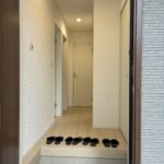 【１号棟】白を基調とした玄関