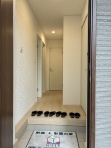 【１号棟】白を基調とした玄関