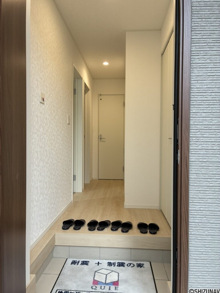 【１号棟】白を基調とした玄関