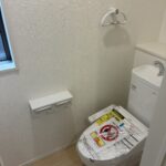 【１号棟】１階トイレ　トイレットペーパーは２ロール置けて便利ですね！