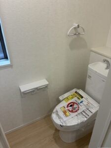 【１号棟】１階トイレ　トイレットペーパーは２ロール置けて便利ですね！
