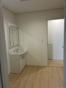 【１号棟】洗面所、十分な広さですね！