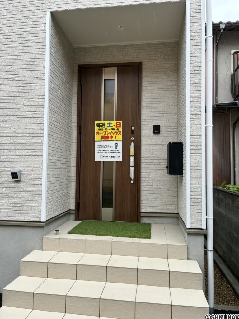 【２号棟】　玄関外