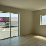 東側と南側の窓から光が入り、日中でも明るいリビングです。